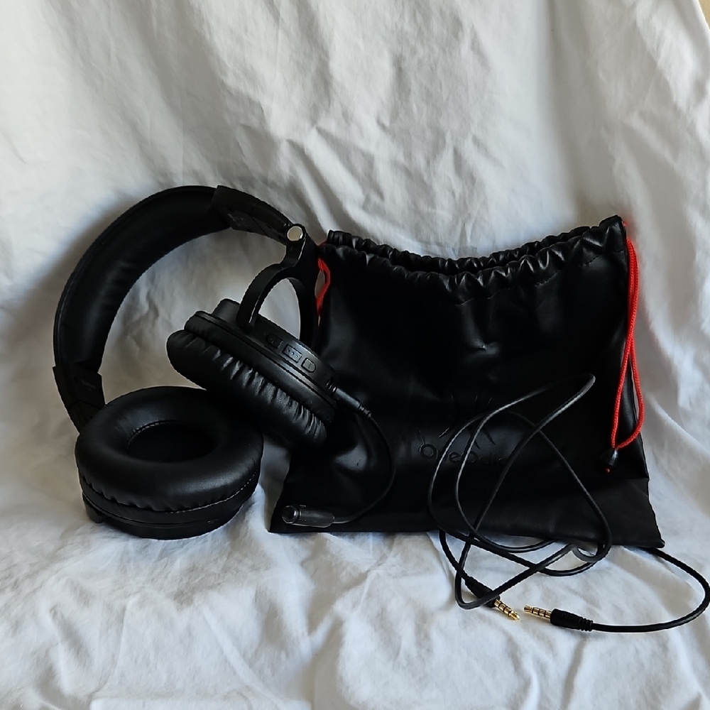 One Odio Black Over-Ear Headphones With Microphone, Pouch, and Charger
